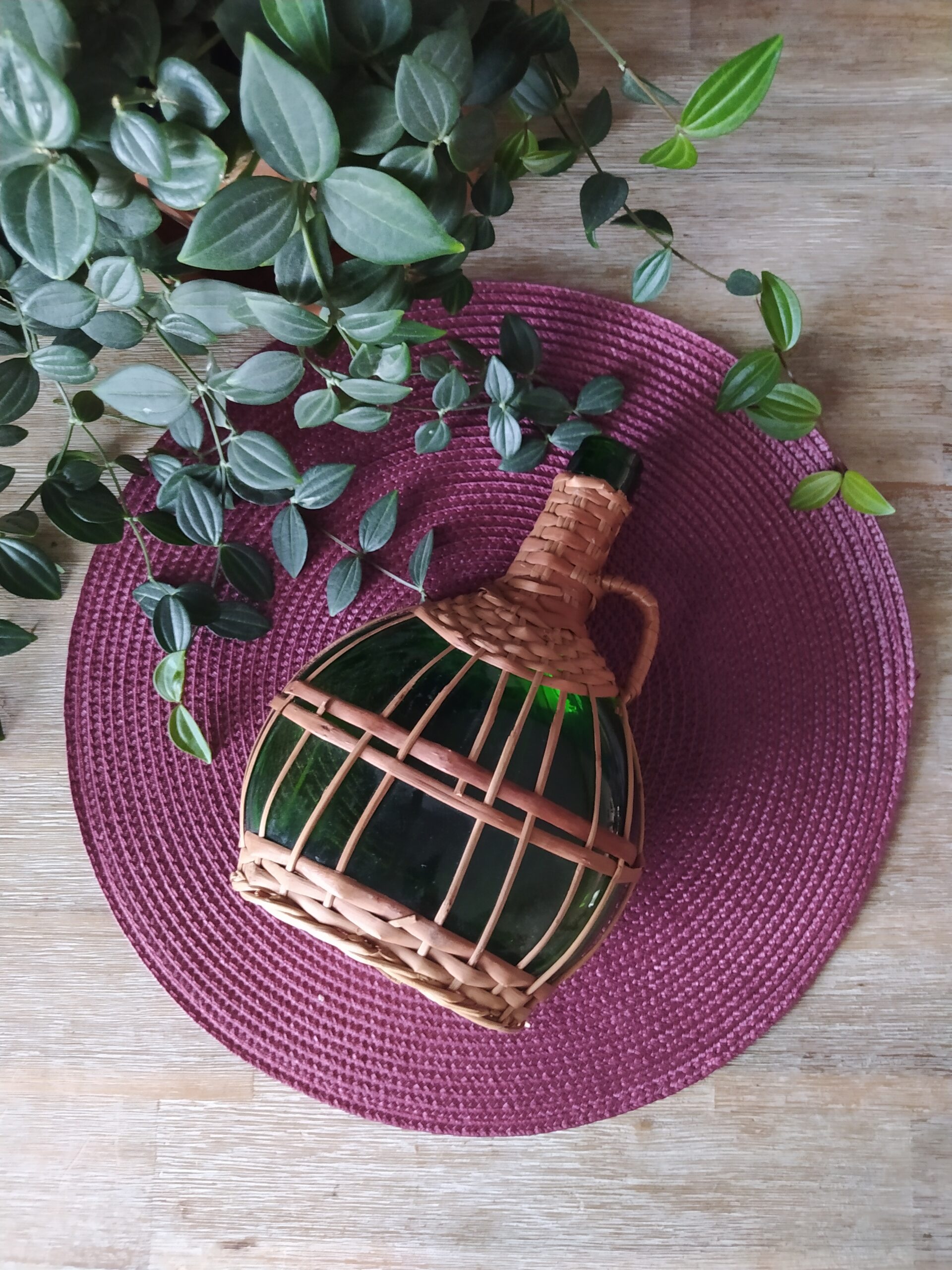 Carafe en verre vert et osier tressé vintage