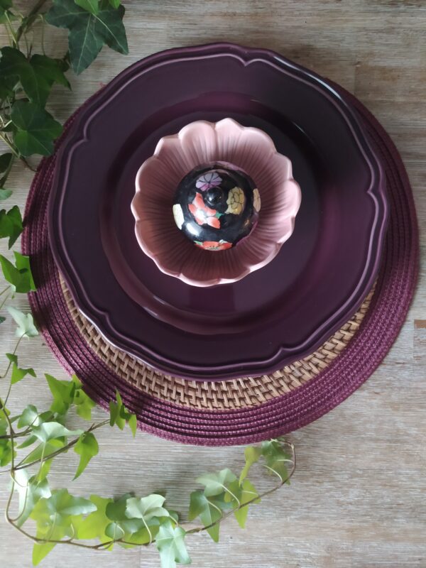 Petit pot en céramique à couvercle et motifs fleuris