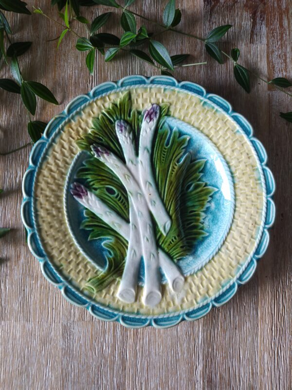 Assiette asperges en barbotine Sallins