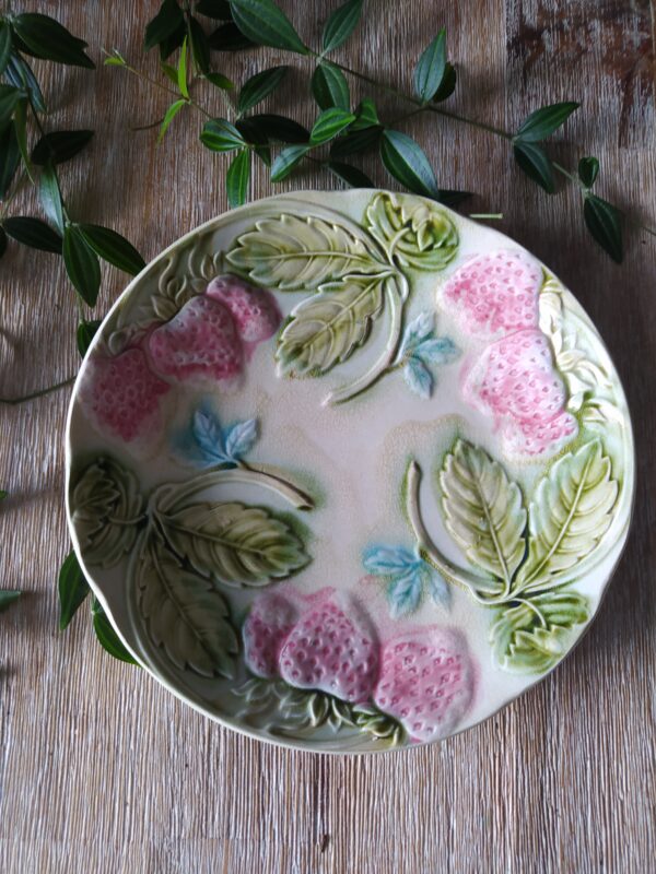 Assiette Motif Fraises en Barbotine Couleurs Pastels – Image 3