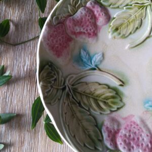 Assiette Motif Fraises en Barbotine Couleurs Pastels