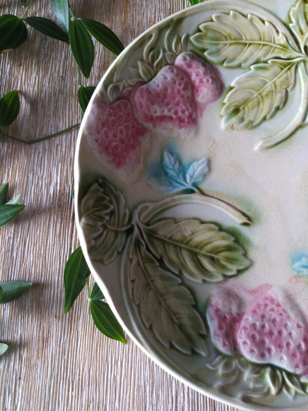 Assiette Motif Fraises en Barbotine Couleurs Pastels – Image 2