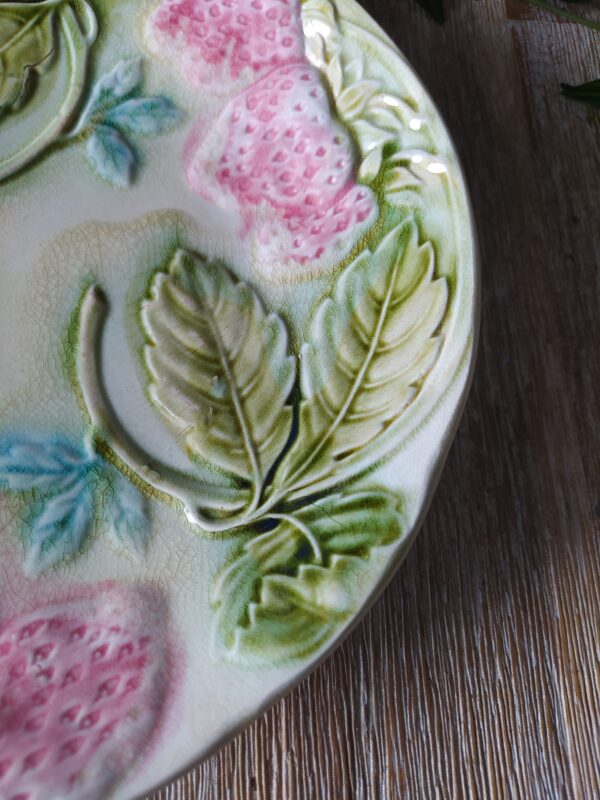 Assiette barbotine porcelaine rose vintage