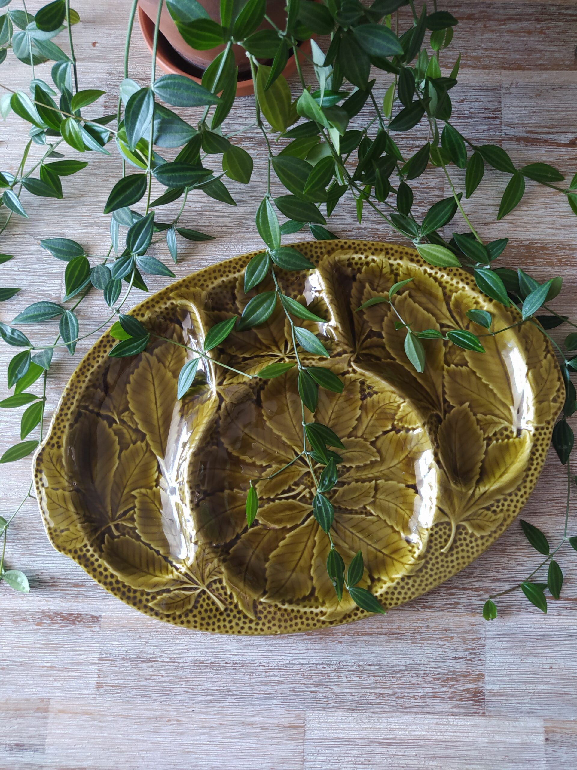 Plat en porcelaine de Gien kaki vintage brocadabra