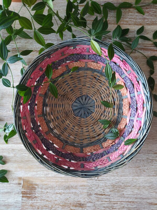 Panier en osier tressé rond rose pastel brocadabra