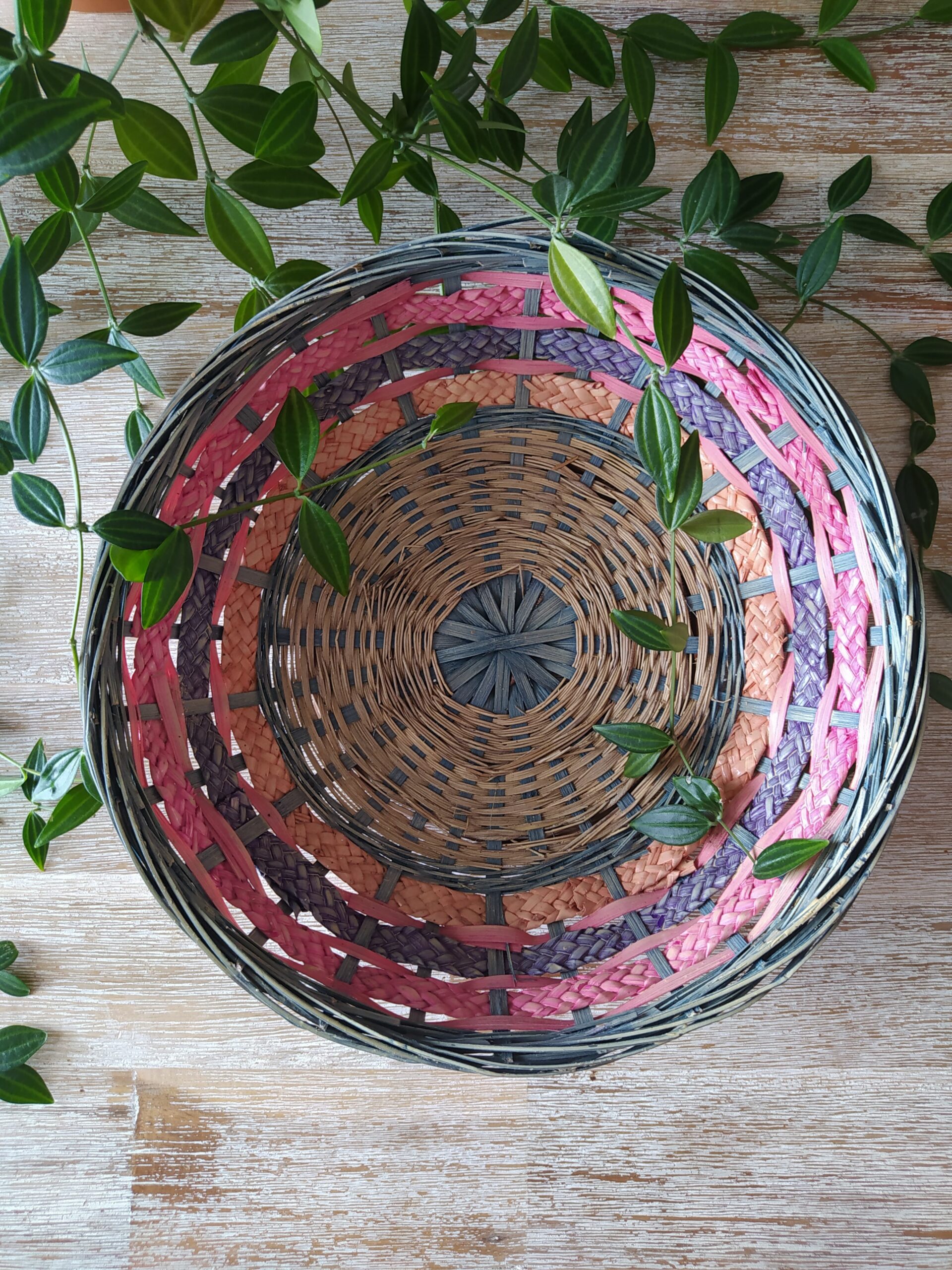 Panier en osier tressé rond rose pastel brocadabra
