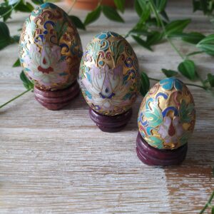 Trio Œufs en Métal Cloisonné et leurs Supports en Bois