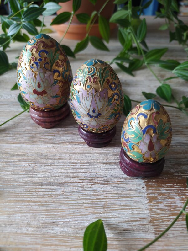 Trio Œufs en Métal Cloisonné et leurs Supports en Bois – Image 8