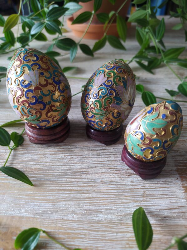 Trio Œufs en Métal Cloisonné et leurs Supports en Bois – Image 4