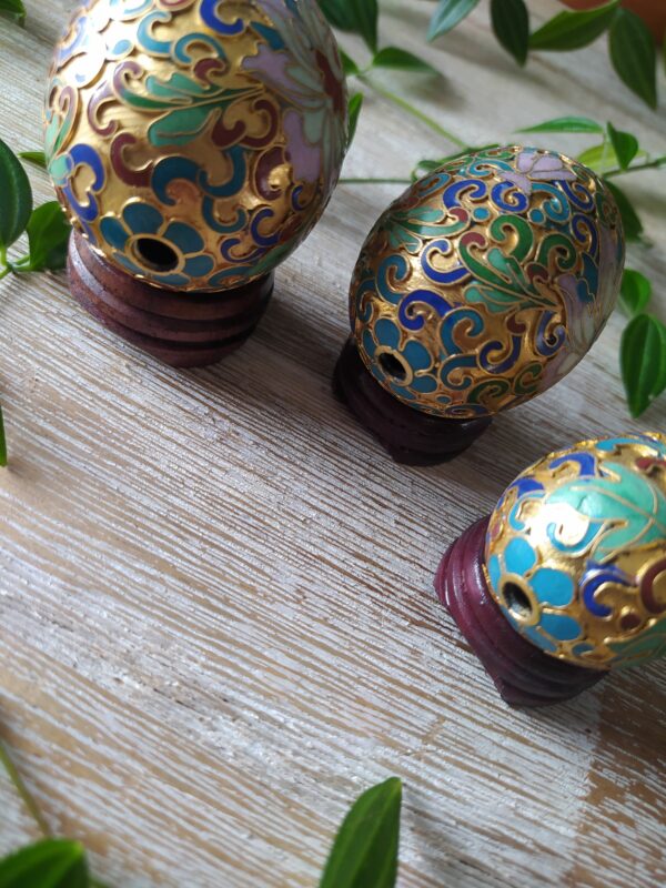 Trio Œufs en Métal Cloisonné et leurs Supports en Bois – Image 5
