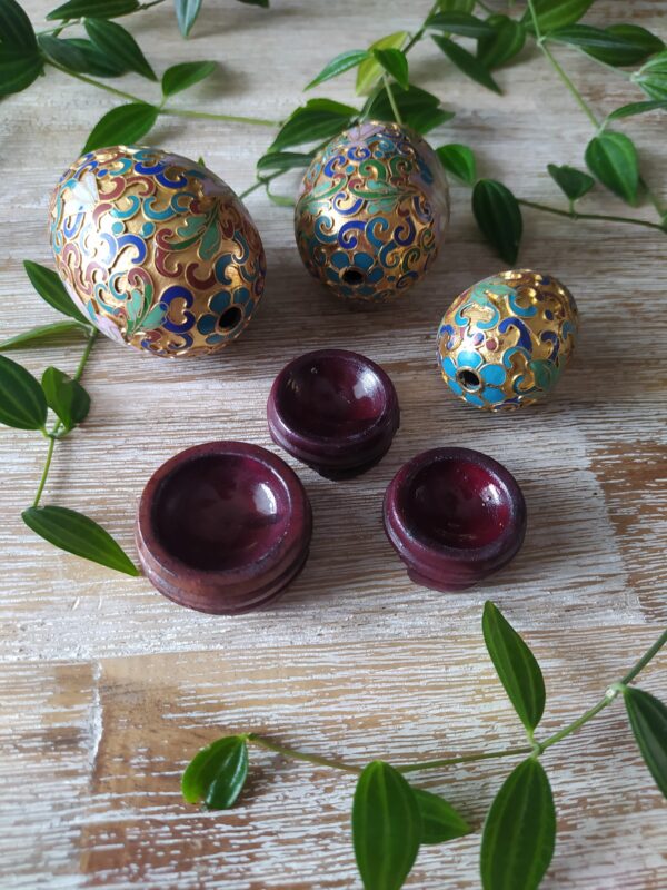 Trio Œufs en Métal Cloisonné et leurs Supports en Bois – Image 6