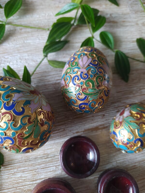 Trio Œufs en Métal Cloisonné et leurs Supports en Bois – Image 7