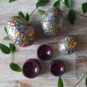 Trio Œufs en Métal Cloisonné et leurs Supports en Bois