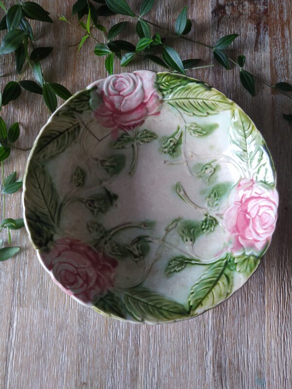 Assiette Vintage en Barbotine Motif Roses