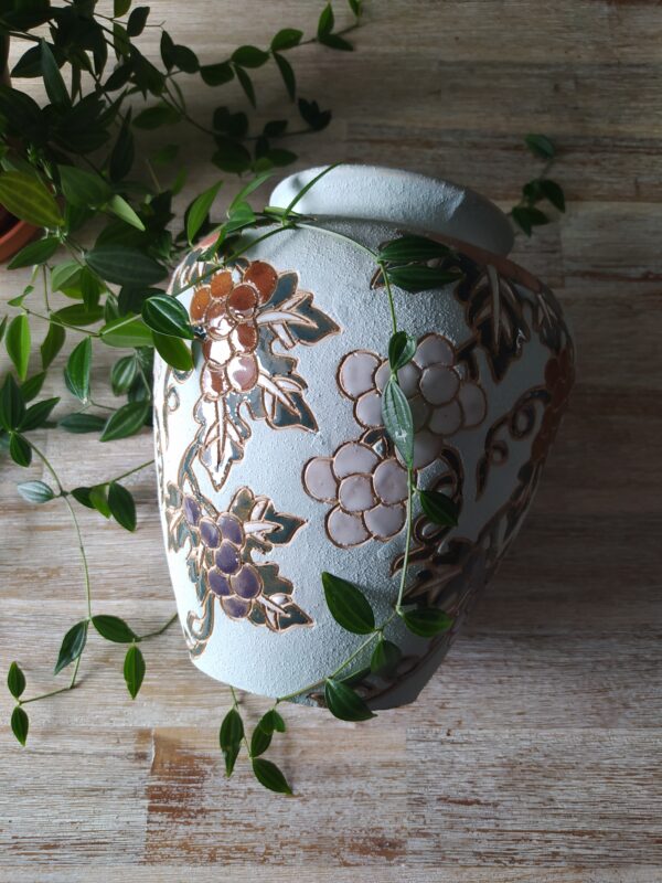Vase Effet Sablé Vert Pastel et Motifs Fleuris – Image 2