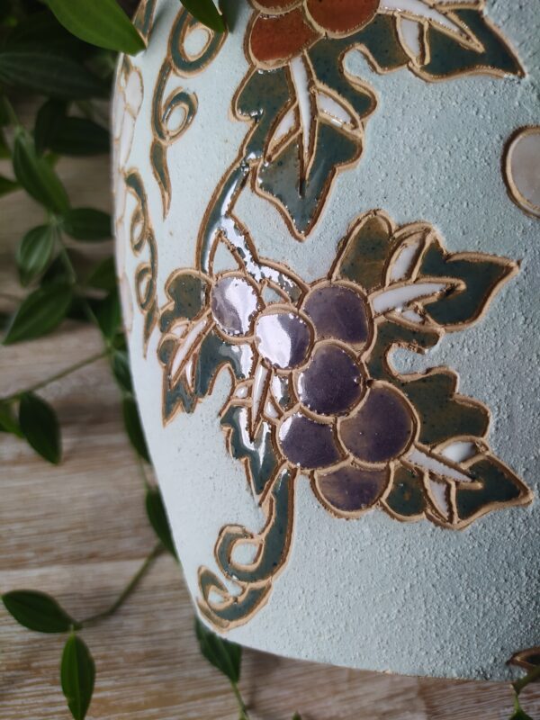 Vase Effet Sablé Vert Pastel et Motifs Fleuris – Image 3
