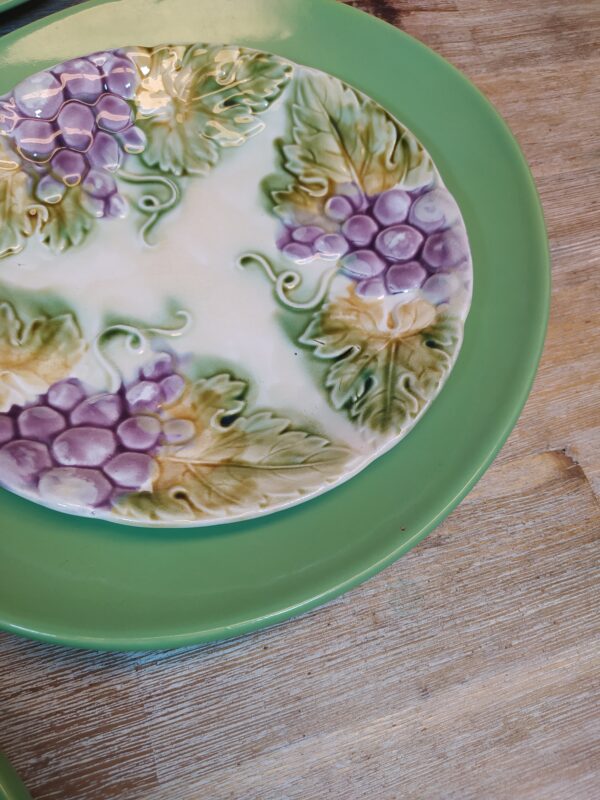 Assiette en Barbotine et Motifs Raisins – Image 2