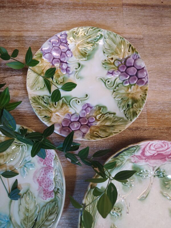 Assiette en Barbotine et Motifs Raisins – Image 3