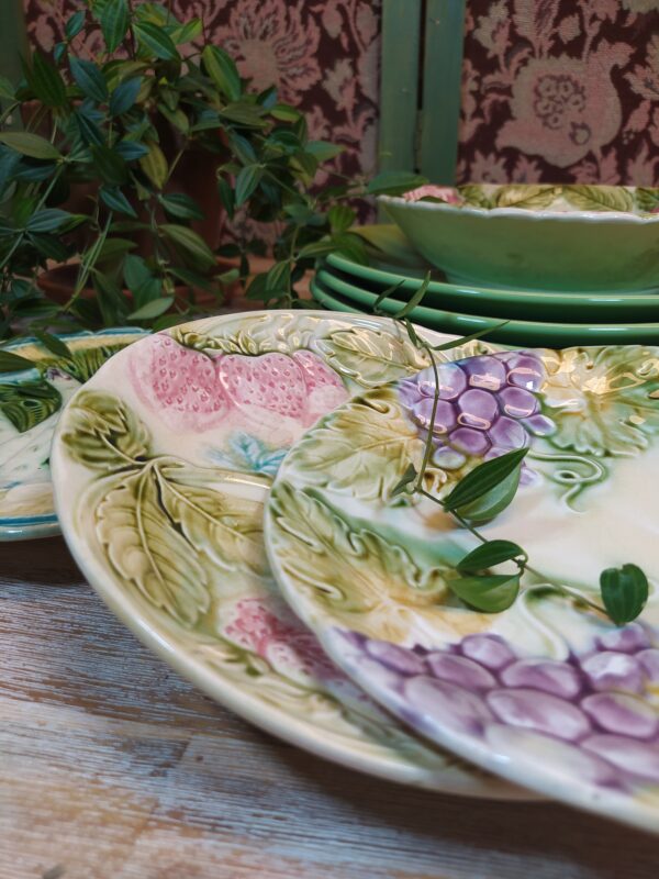 Assiette en Barbotine et Motifs Raisins – Image 4