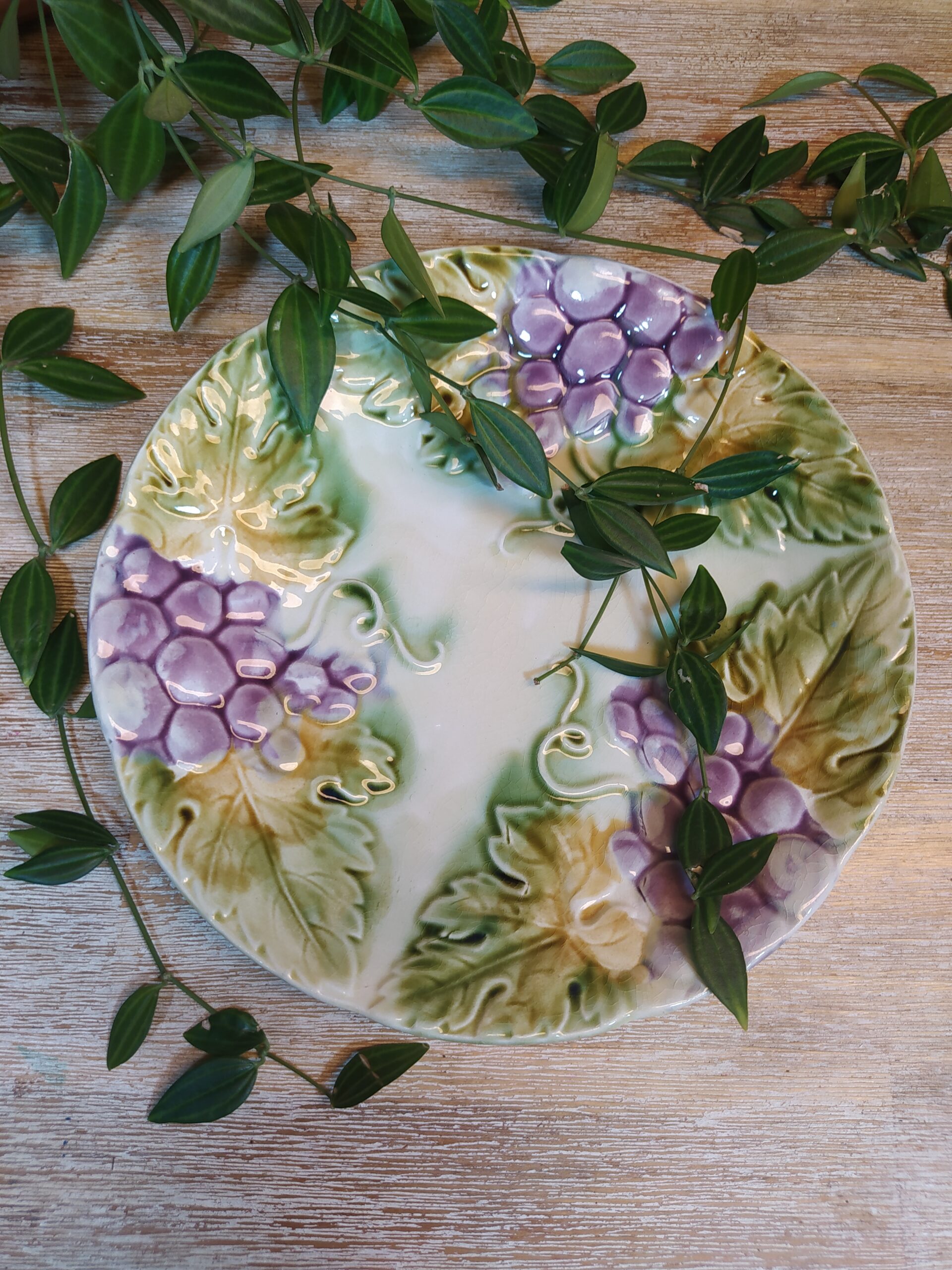 Assiette barbotine motif raisins vintage brocadabra