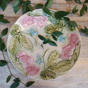 Assiette Motif Fraises en Barbotine Couleurs Pastels