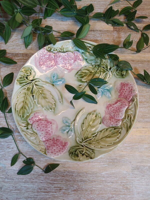 Assiette Motif Fraises en Barbotine Couleurs Pastels
