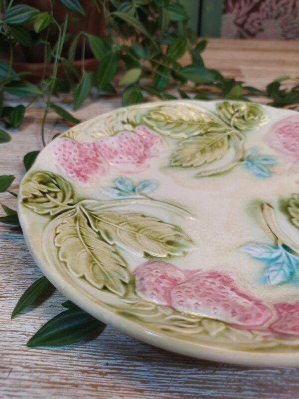 Assiette Motif Fraises en Barbotine Couleurs Pastels