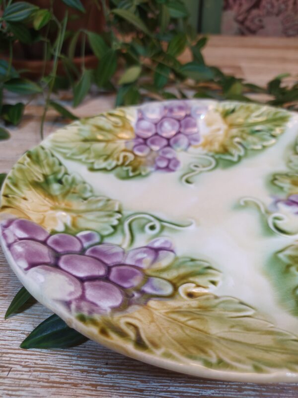 Assiette en Barbotine et Motifs Raisins – Image 6