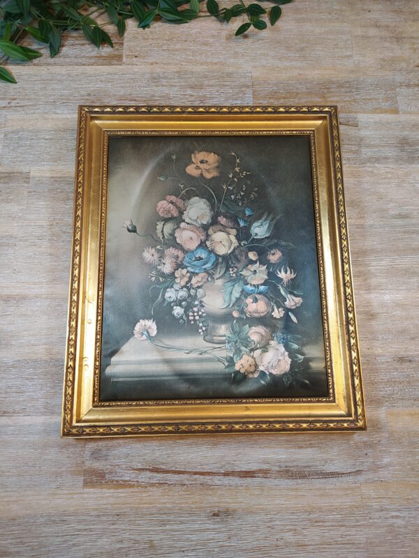 Tableau vintage en plastique doré et bouquet de fleurs en impression sur tissu au style rococo.