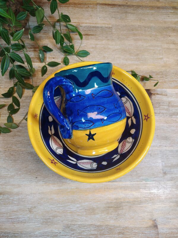 Pichet en terre cuite jaune et bleu motif poissons.