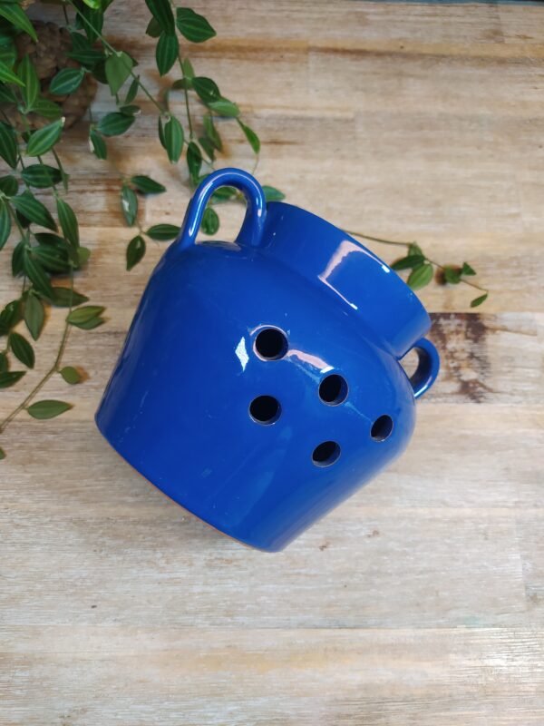 Pot en céramique à trous de couleur bleu pour les condiments.