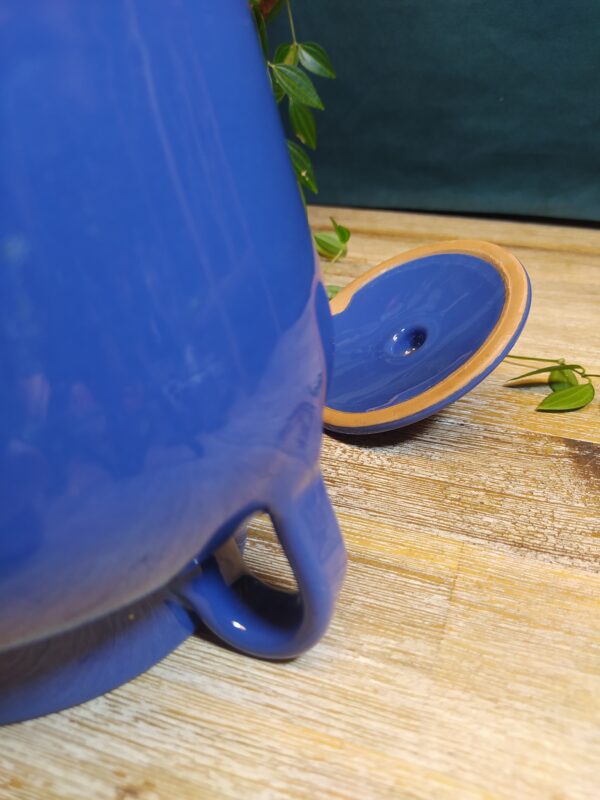 Pot en céramique à trous de couleur bleu pour les condiments.