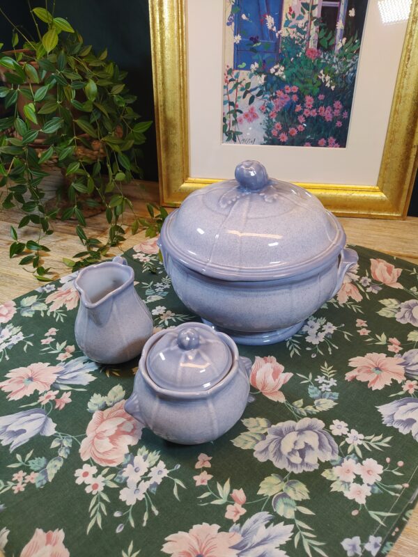 Service vintage soupière en céramique bleu lavande.