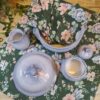 Service vintage soupière en céramique bleu lavande.