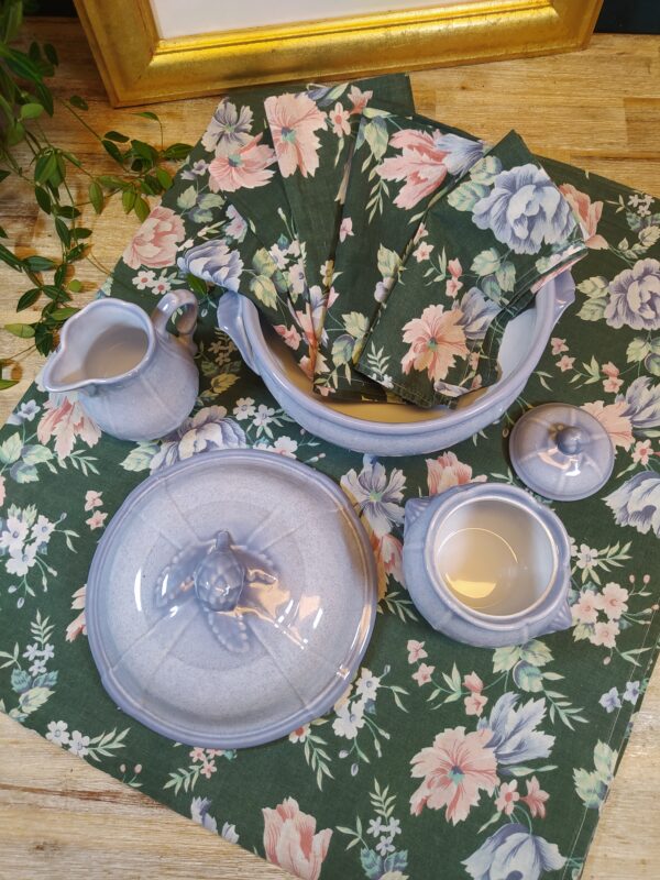 Service vintage soupière en céramique bleu lavande.