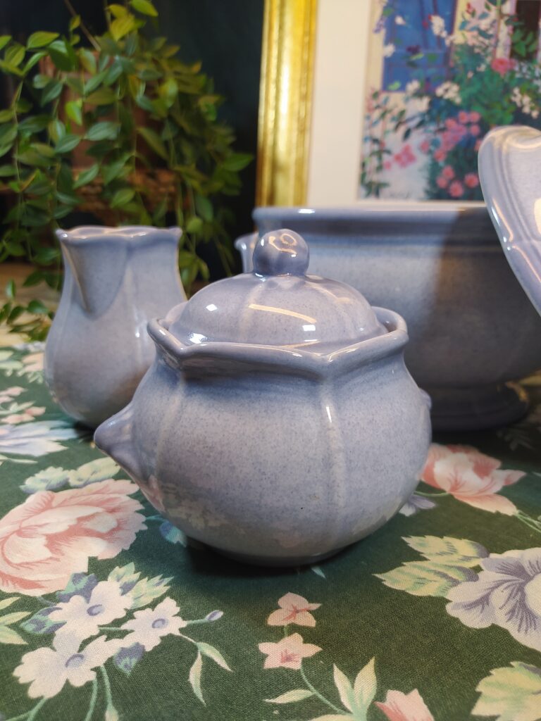 Soupière vintage en porcelaine lavande