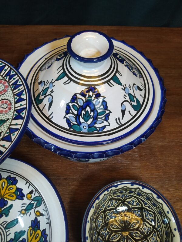 Tajine en céramique blanc avec couvercle motifs fleurs bleu et vert.
