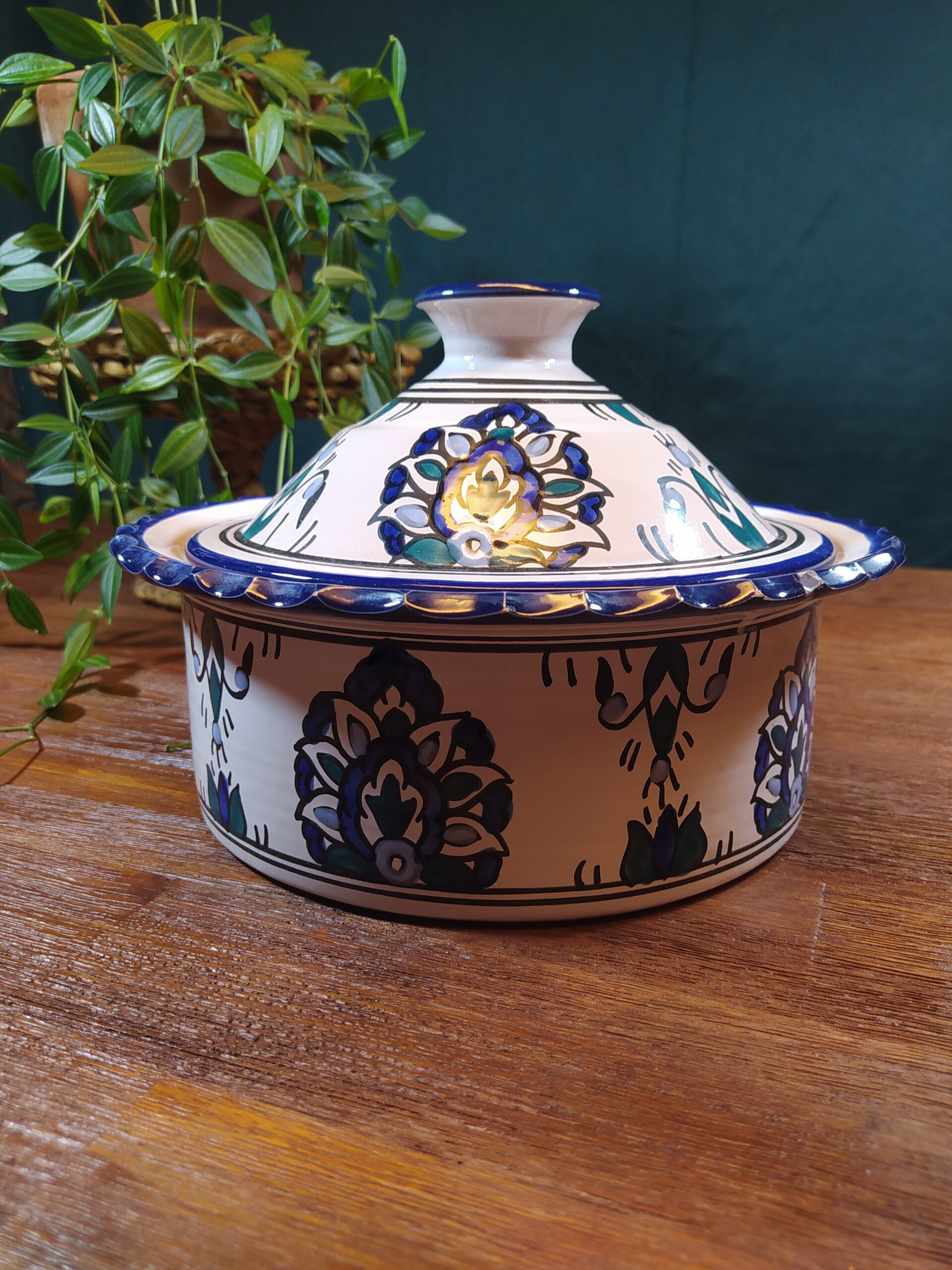 Tajine en céramique blanc avec couvercle motifs fleurs bleu et vert.