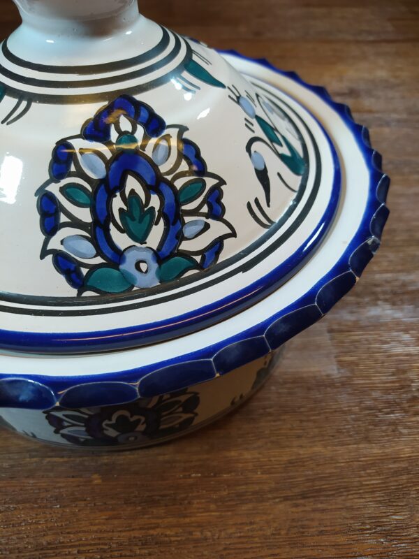 Tajine à Motifs Fleuris en Camaïeu Bleu et Vert – Image 3
