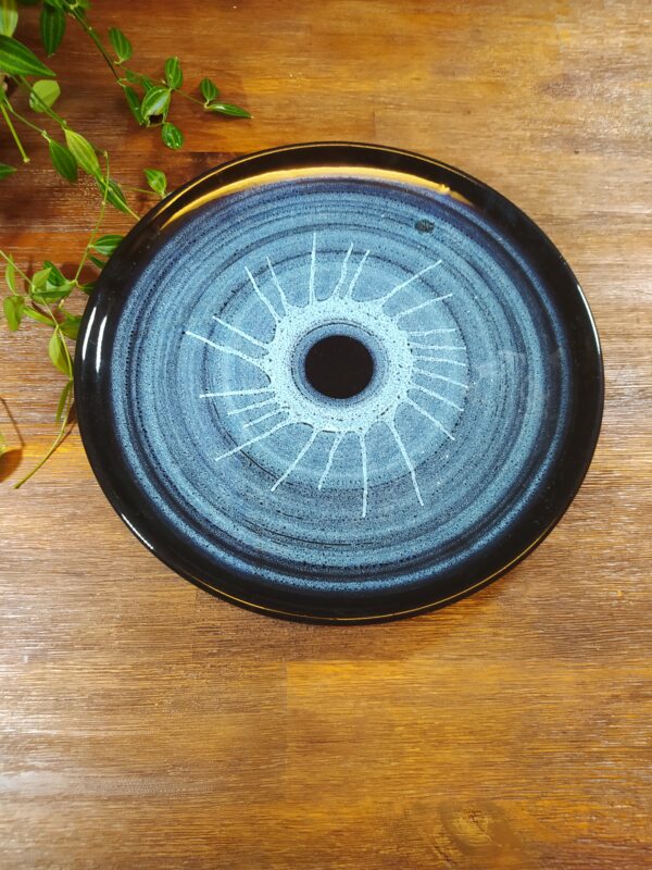 Assiette de présentation en céramique bleu et noir vintage.