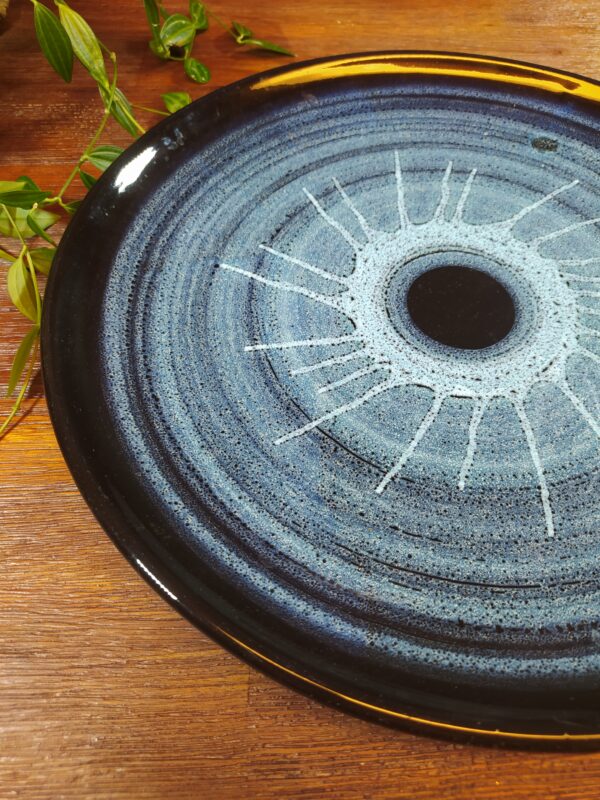 Assiette en Céramique avec Effets de Couleurs Bleu et Noir – Image 2