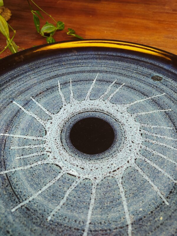 Assiette en Céramique avec Effets de Couleurs Bleu et Noir – Image 3