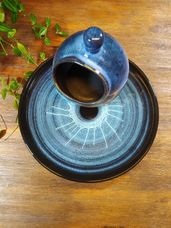 Assiette de présentation en céramique bleu et noir vintage.