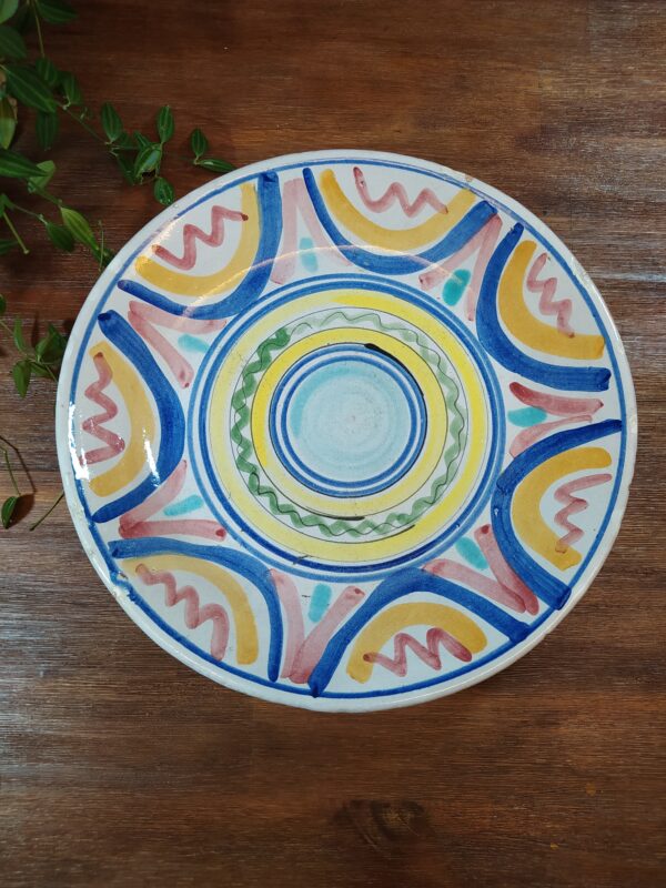 Assiette de présentation XXL en grés émaillé motifs cercles multicolores.
