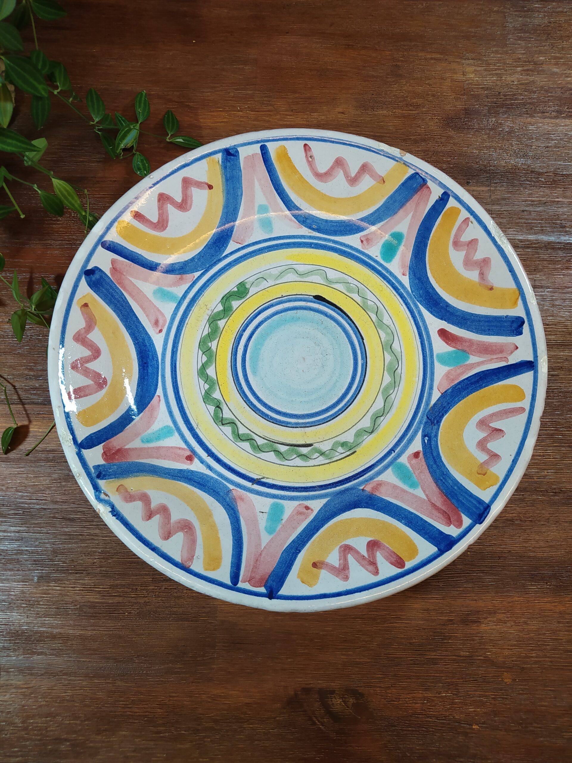 Assiette de présentation XXL en grés émaillé motifs cercles multicolores.