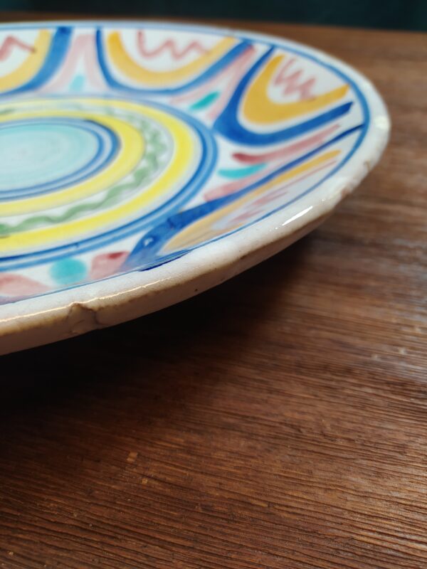 Assiette de présentation XXL en grés émaillé motifs cercles multicolores.
