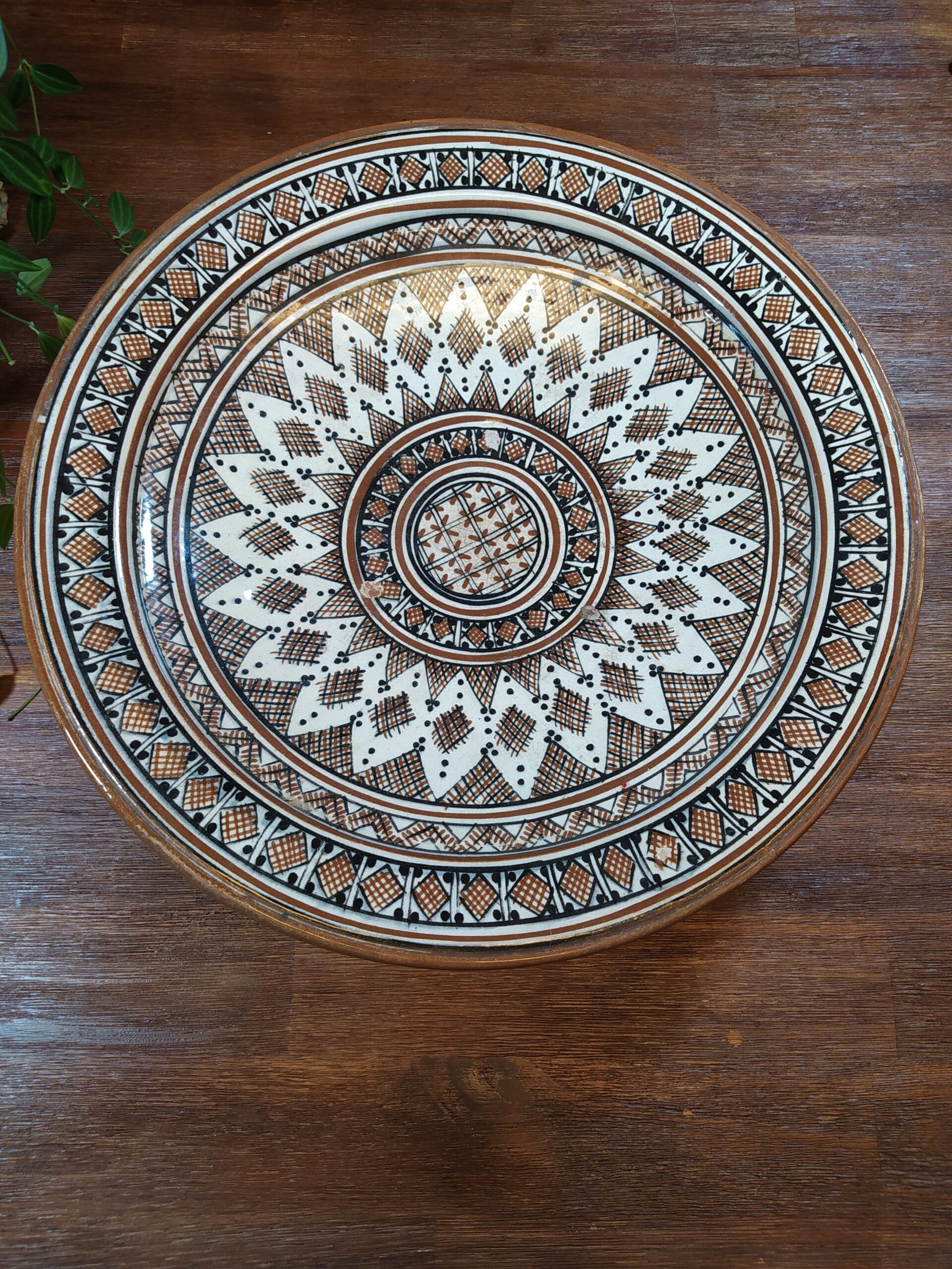 Plat oriental en grès format XXL et mandala tons marron.