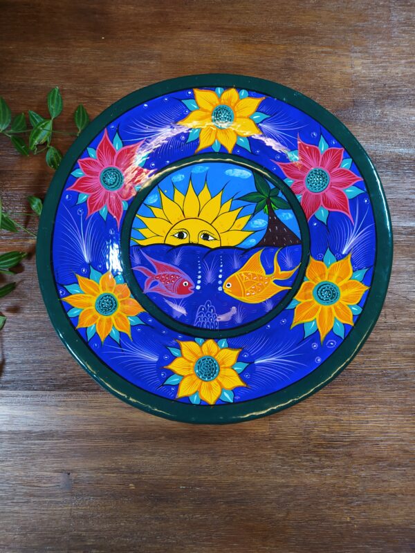 Assiette décorative sur fond marin multicolore.