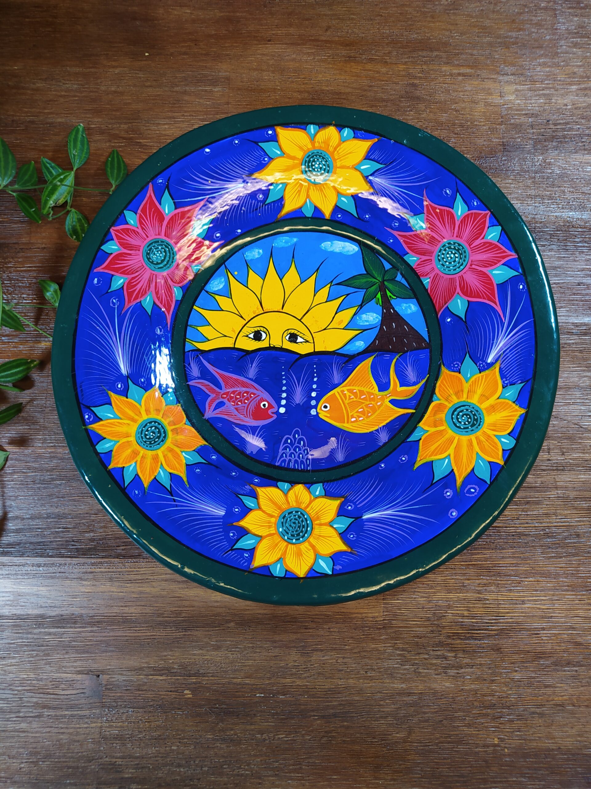 Assiette décorative sur fond marin multicolore.