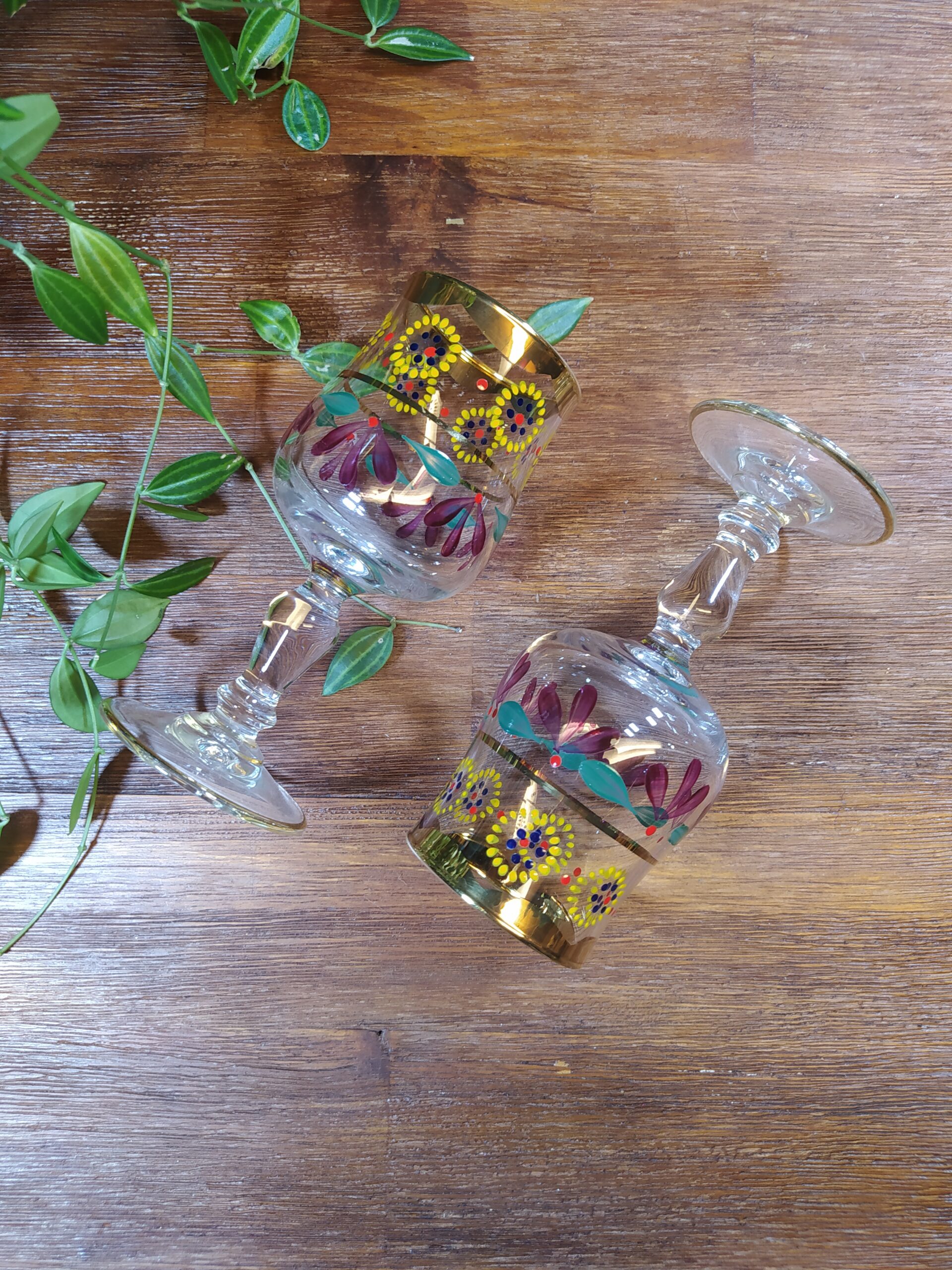 Verres à vin vintages avec décor peint à la main et liseret doré.